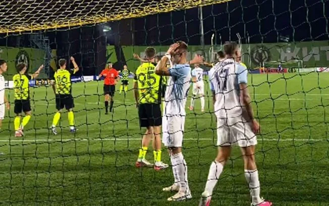 Pênalti bizarro na ucrânia: zagueiro defende bola com a mão,