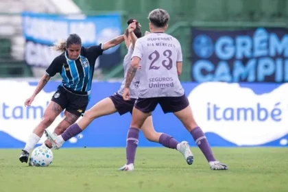 São paulo vence grêmio com gols no fim e garante