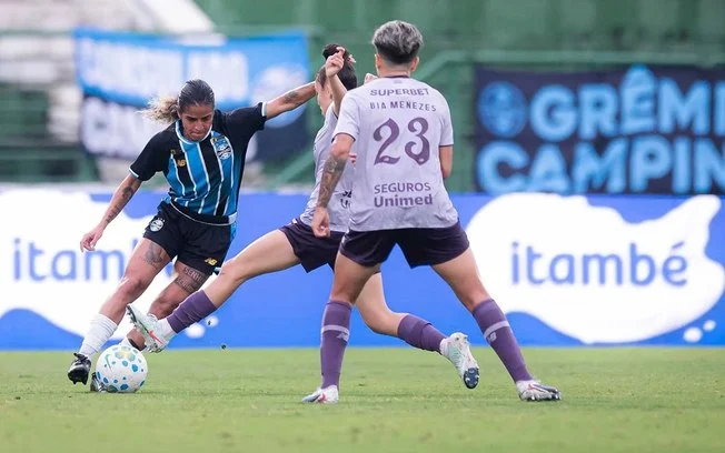 São paulo vence grêmio com gols no fim e garante