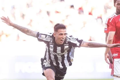 Gabigol marca dois e santos surpreende internacional no beira rio, subindo