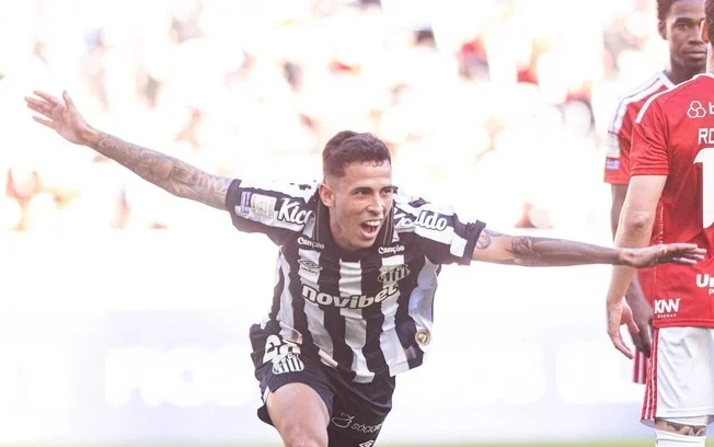 Gabigol marca dois e santos surpreende internacional no beira rio, subindo