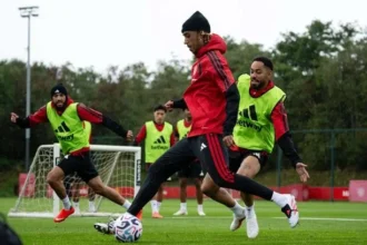 Manchester united x manchester city: onde assistir, escalações e arbitragem