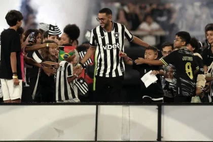 Botafogo apresenta hakim ziyech com festa no nilton santos: estrela