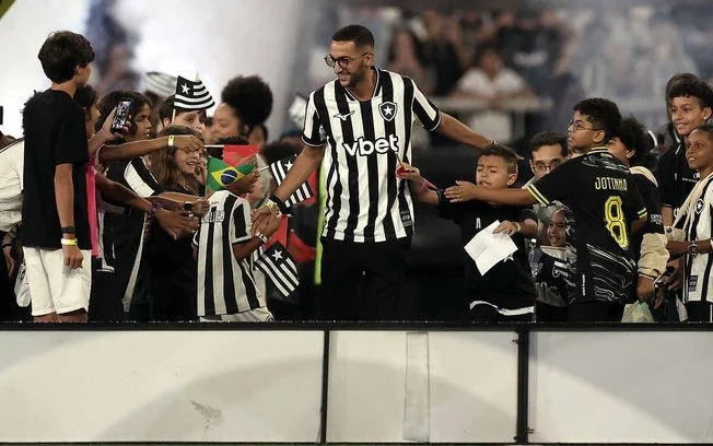 Botafogo apresenta hakim ziyech com festa no nilton santos: estrela