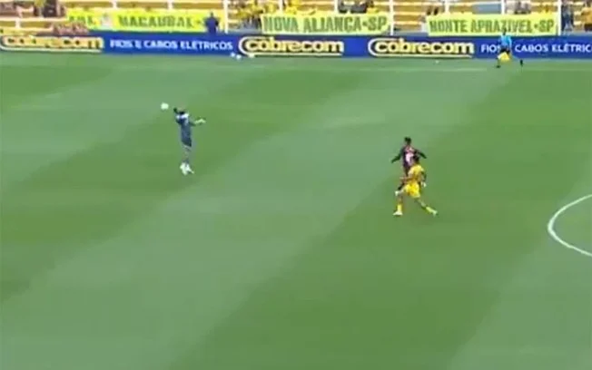 Muralha, goleiro do mirassol, falha duas vezes em apenas 12