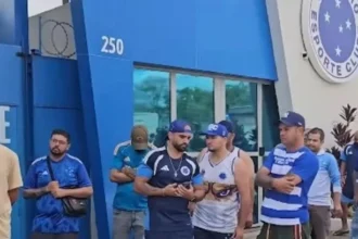 Torcida do cruzeiro intensifica cobrança na toca ii após eliminações