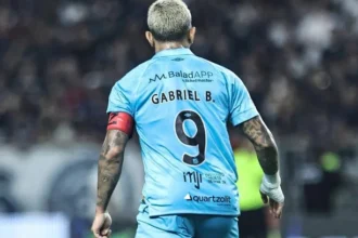 Gabigol supera pênalti perdido, brilha com gol e assistência, e