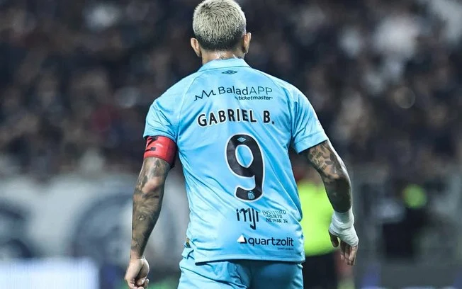 Gabigol supera pênalti perdido, brilha com gol e assistência, e