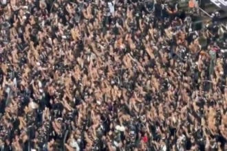 Torcida do corinthians vira as costas para o gramado em
