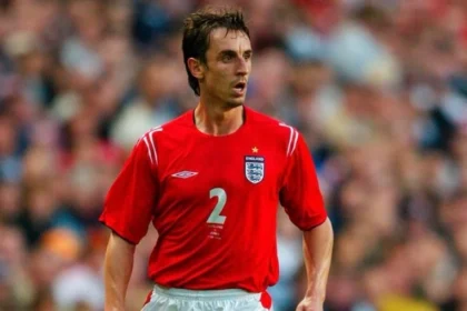 “absolutamente patético”: ídolo gary neville detona manchester united em crise
