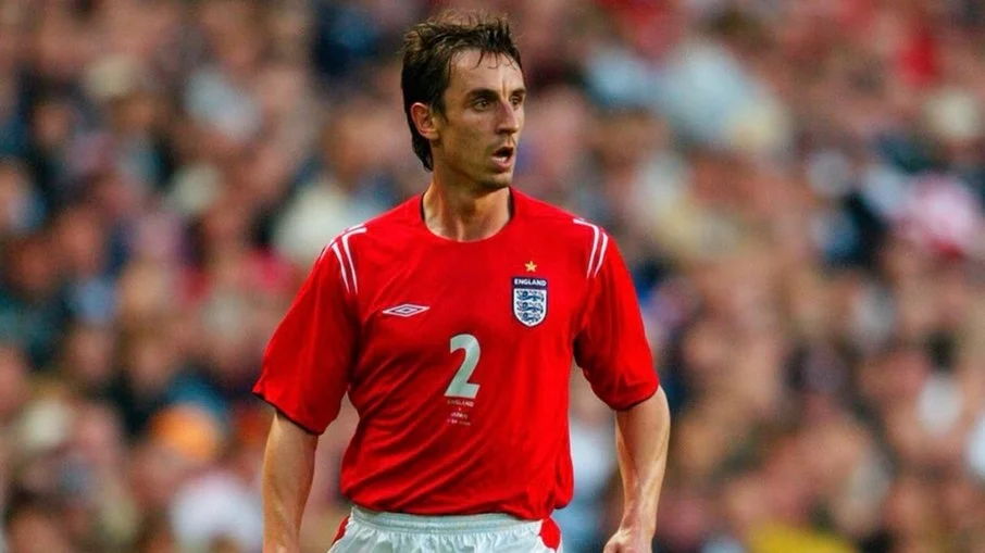 “absolutamente patético”: ídolo gary neville detona manchester united em crise