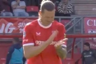 Wout weghorst: atacante do twente viraliza com ritual bizarro e