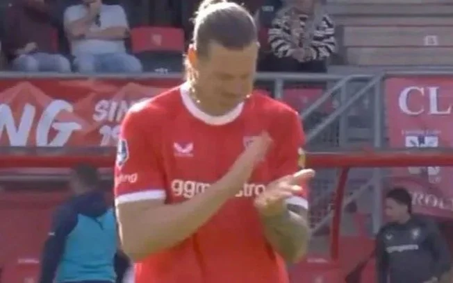 Wout weghorst: atacante do twente viraliza com ritual bizarro e