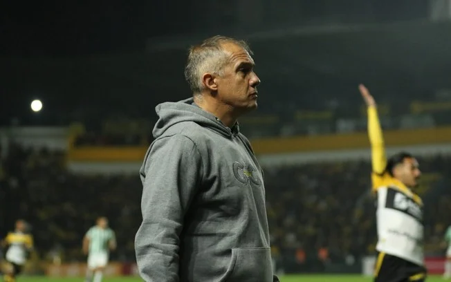 Internacional avança em negociações com eduardo baptista, técnico do criciúma,
