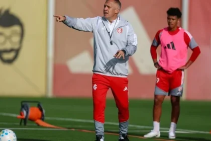 Eduardo baptista chega ao internacional e comanda primeiro treino em