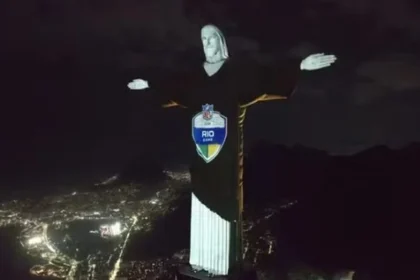 Cristo redentor ‘veste a camisa’ da nfl e ilumina o