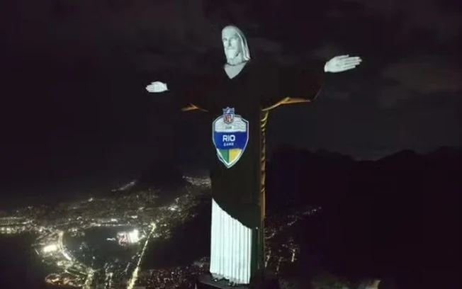 Cristo redentor ‘veste a camisa’ da nfl e ilumina o