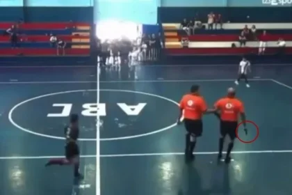 Árbitro de 55 anos saca revólver em jogo infantil no