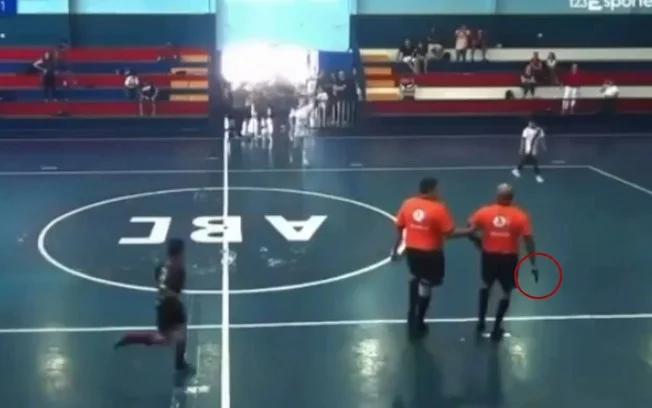 Árbitro de 55 anos saca revólver em jogo infantil no