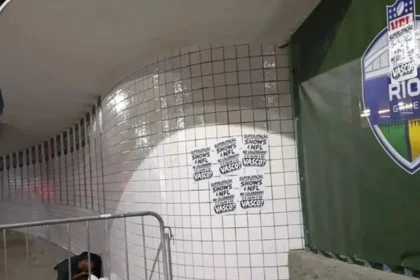 Vasco no maracanã: torcida cruz maltina protesta com cartazes contra veto