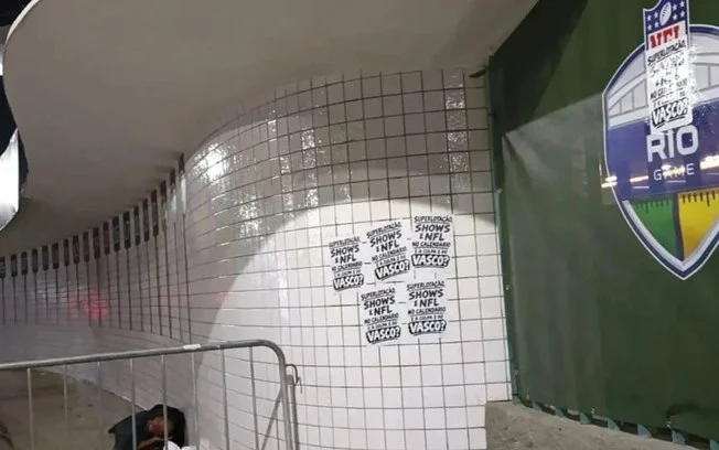 Vasco no maracanã: torcida cruz maltina protesta com cartazes contra veto