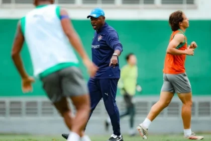 Olhar estratégico: marcão aproveita folga para observar base do fluminense