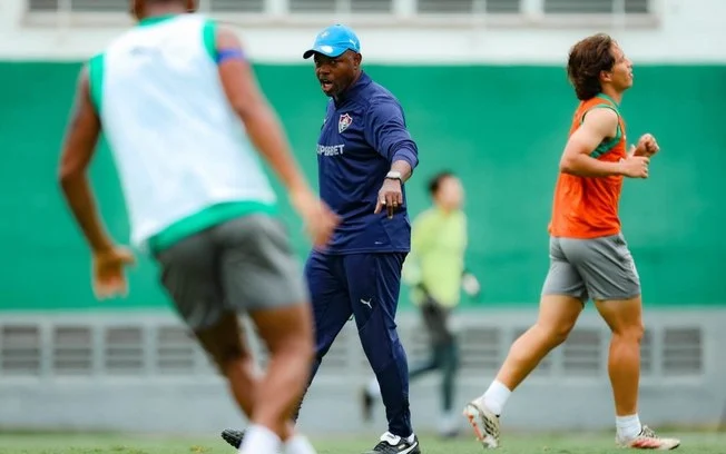 Olhar estratégico: marcão aproveita folga para observar base do fluminense