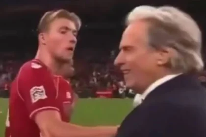 Revolta de fã de cr7: atacante dinamarquês rasmus hojlund empurra