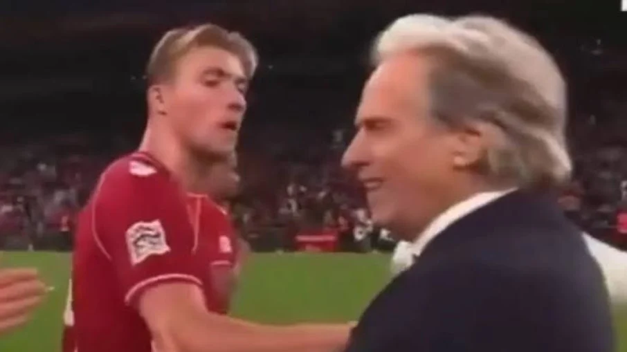 Revolta de fã de cr7: atacante dinamarquês rasmus hojlund empurra