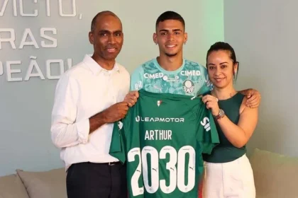 Sonho realizado e futuro garantido: arthur, cria do palmeiras, renova