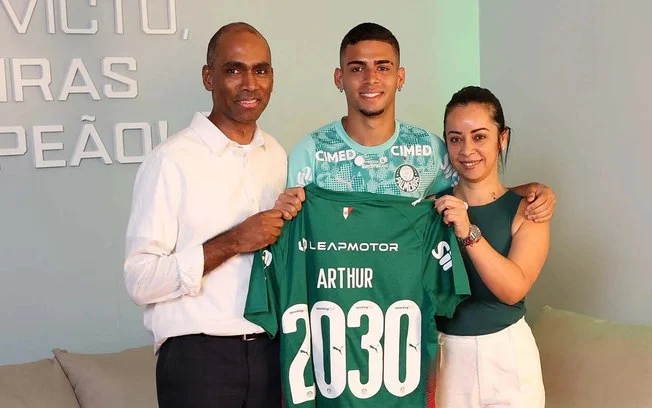 Sonho realizado e futuro garantido: arthur, cria do palmeiras, renova