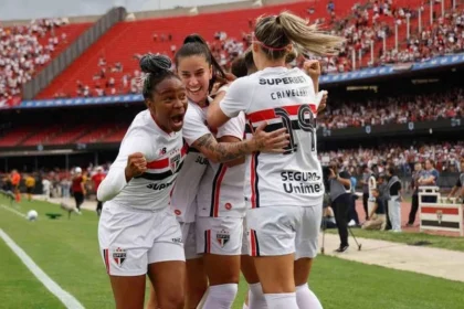 Carlinha supera falha, defende pênalti e garante título inédito do