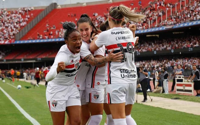 Carlinha supera falha, defende pênalti e garante título inédito do