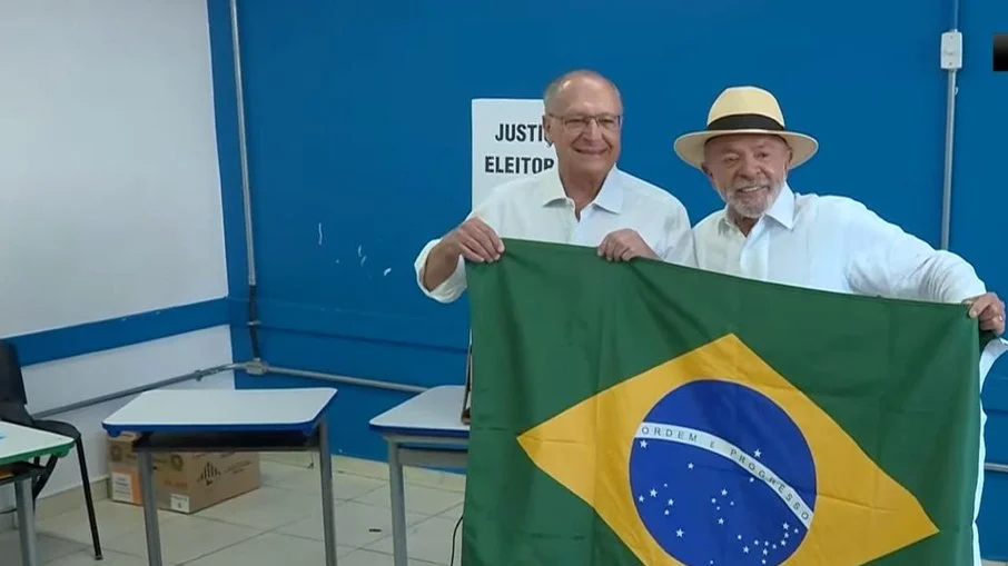 Vozes da democracia: de erundina a lula, políticos conectam torcidas