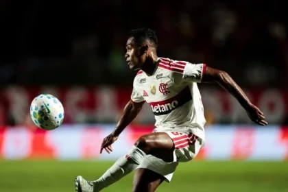 Flamengo em alerta máximo: seis jogadores pendurados contra o santos
