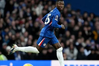 Justiça inglesa multa moisés caicedo, volante do chelsea, em r$