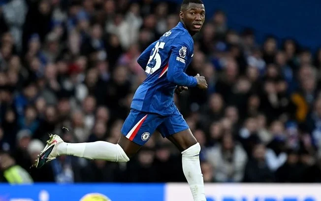 Justiça inglesa multa moisés caicedo, volante do chelsea, em r$
