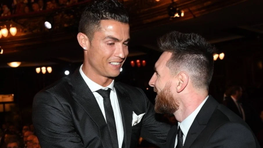 Cristiano ronaldo surpreende e se rende a lionel messi com