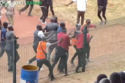 Árbitro é brutalmente agredido no quênia por jogadores e torcedores