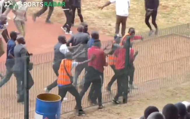 Árbitro é brutalmente agredido no quênia por jogadores e torcedores